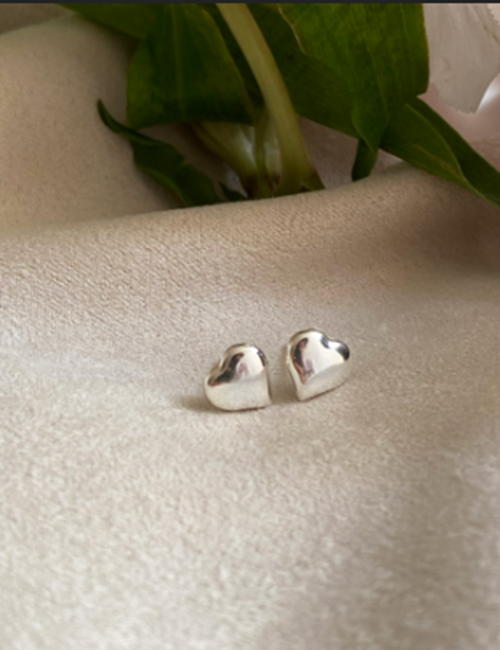 Aretes de plata en forma de corazón